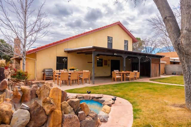 5801 Flor Del Rey NW, Albuquerque, NM 87120