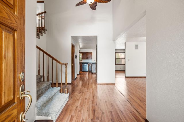 5801 Flor Del Rey NW, Albuquerque, NM 87120