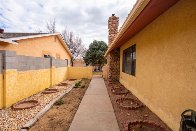 5801 Flor Del Rey NW, Albuquerque, NM 87120