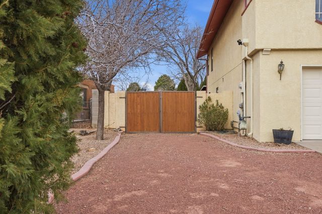 5801 Flor Del Rey NW, Albuquerque, NM 87120