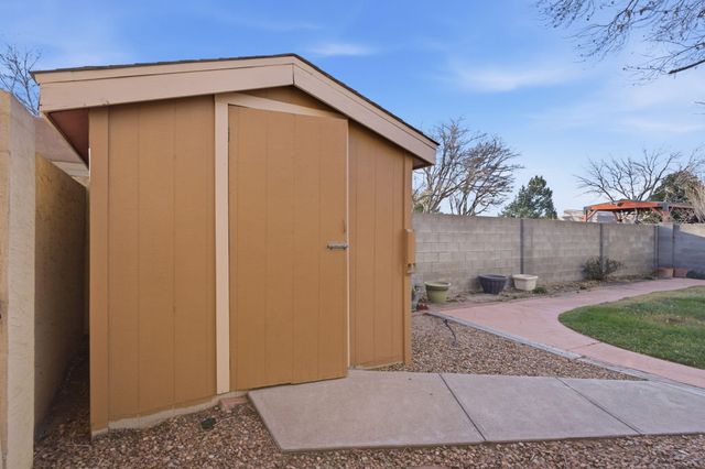 5801 Flor Del Rey NW, Albuquerque, NM 87120