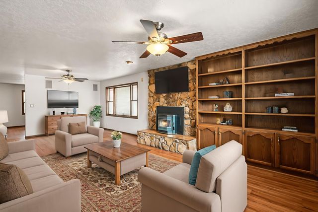 5801 Flor Del Rey NW, Albuquerque, NM 87120