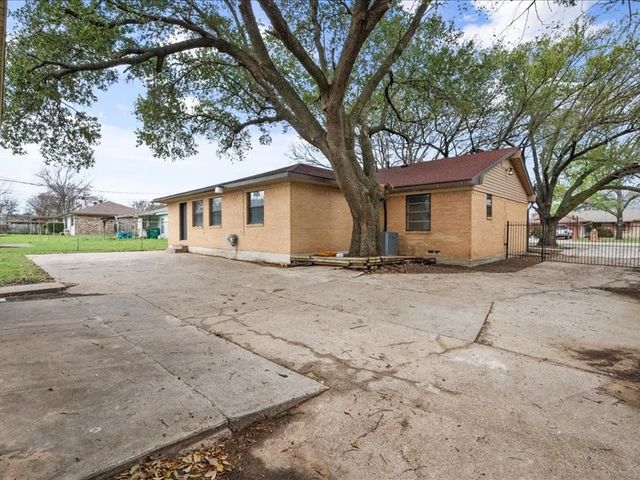 811 Green Pastures Drive, Cedar Hill, TX 75104