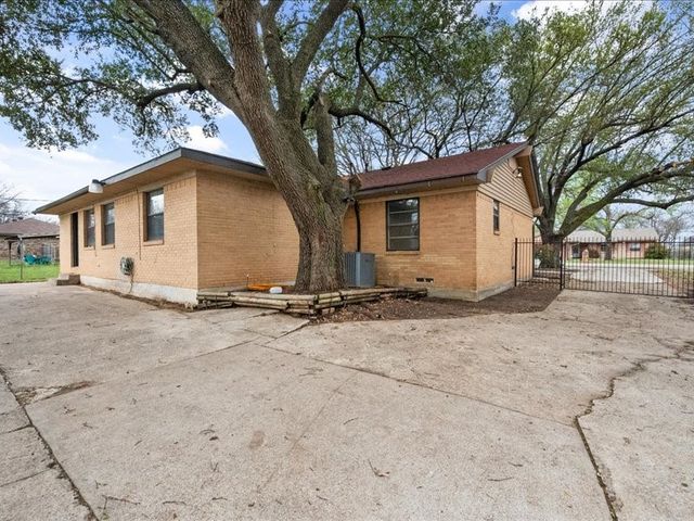 811 Green Pastures Drive, Cedar Hill, TX 75104