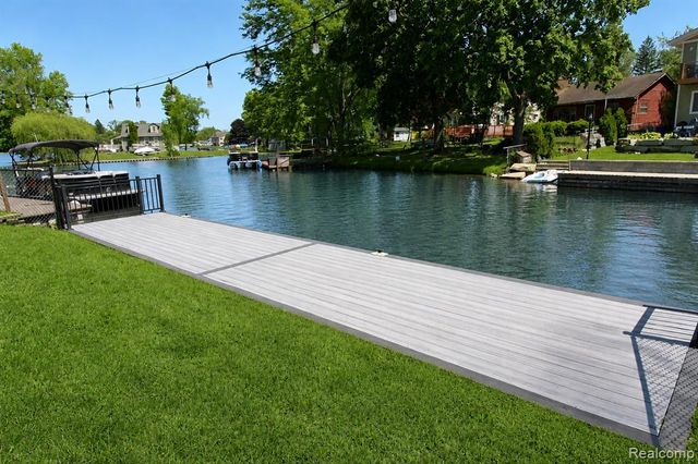 9474 Thames Boulevard, White Lake, MI 48386