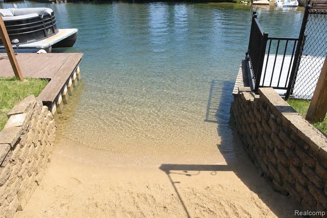 9474 Thames Boulevard, White Lake, MI 48386