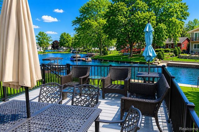 9474 Thames Boulevard, White Lake, MI 48386