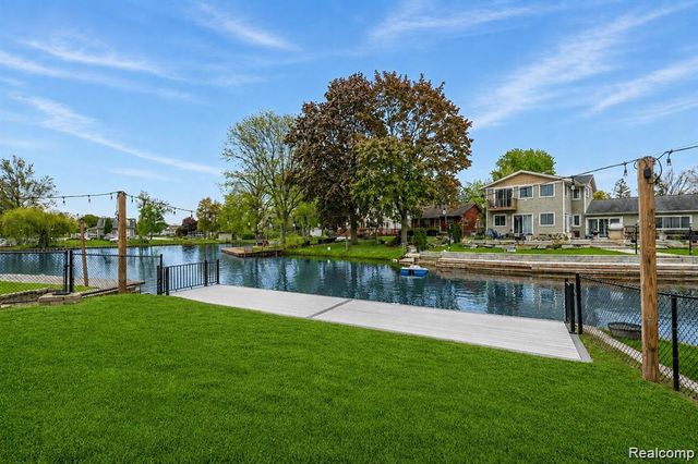 9474 Thames Boulevard, White Lake, MI 48386