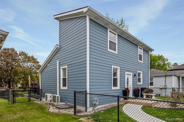 9474 Thames Boulevard, White Lake, MI 48386