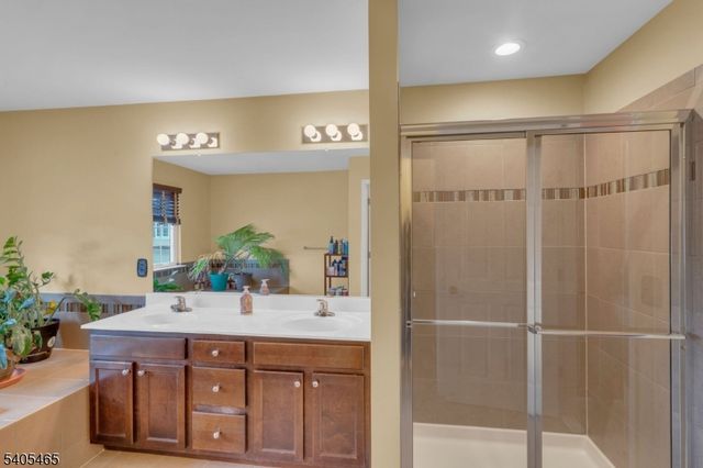 9 Schwartz Ct, Franklin Twp., NJ 08873