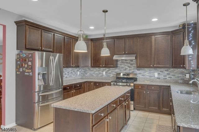 9 Schwartz Ct, Franklin Twp., NJ 08873