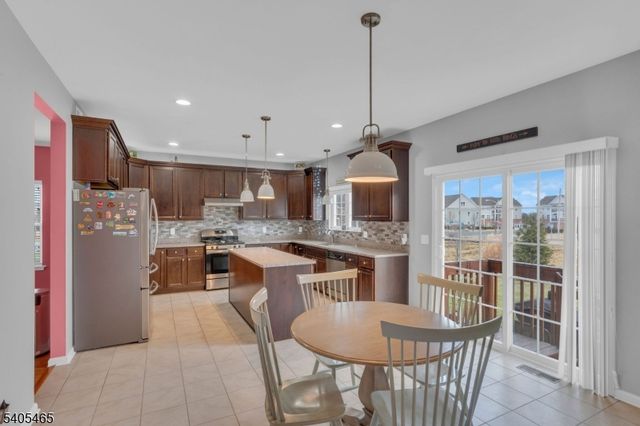 9 Schwartz Ct, Franklin Twp., NJ 08873