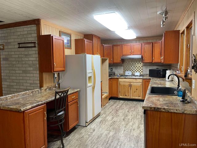 E3233 Lake Road, Ironwood, MI 49938