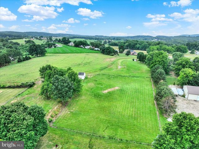 2025 STOVERSTOWN RD, Spring Grove, PA 17362