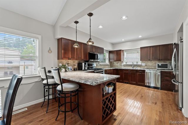 2159 Avondale Street, Sylvan Lake, MI 48320
