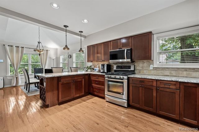 2159 Avondale Street, Sylvan Lake, MI 48320