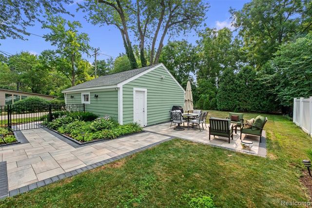 2159 Avondale Street, Sylvan Lake, MI 48320