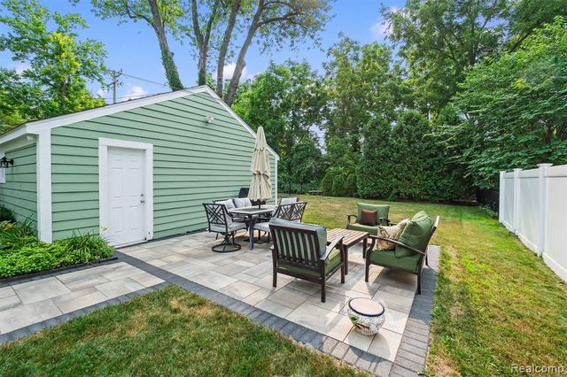 2159 Avondale Street, Sylvan Lake, MI 48320