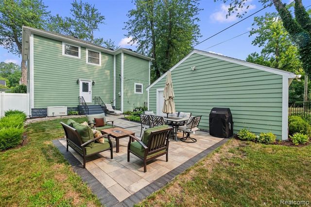 2159 Avondale Street, Sylvan Lake, MI 48320