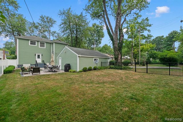 2159 Avondale Street, Sylvan Lake, MI 48320