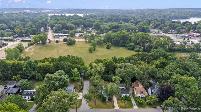 2159 Avondale Street, Sylvan Lake, MI 48320