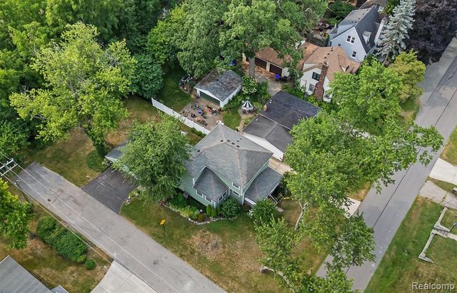 2159 Avondale Street, Sylvan Lake, MI 48320