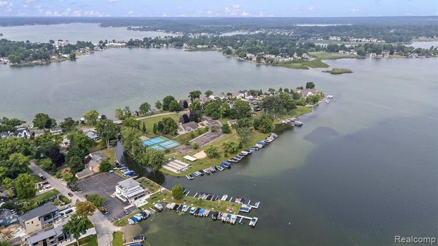 2159 Avondale Street, Sylvan Lake, MI 48320