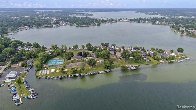 2159 Avondale Street, Sylvan Lake, MI 48320