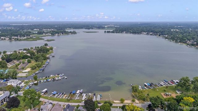 2159 Avondale Street, Sylvan Lake, MI 48320
