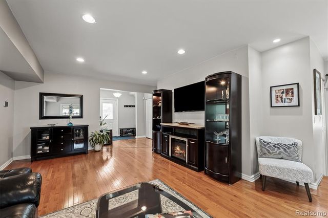 2159 Avondale Street, Sylvan Lake, MI 48320