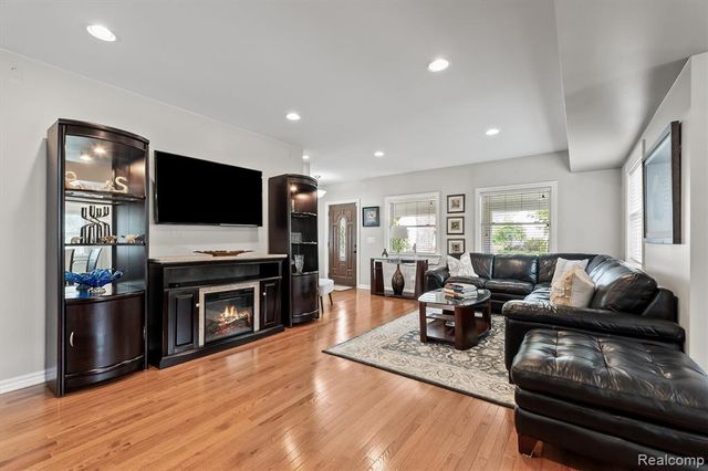 2159 Avondale Street, Sylvan Lake, MI 48320