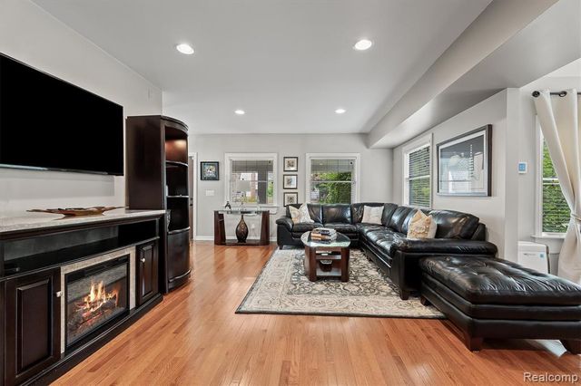 2159 Avondale Street, Sylvan Lake, MI 48320
