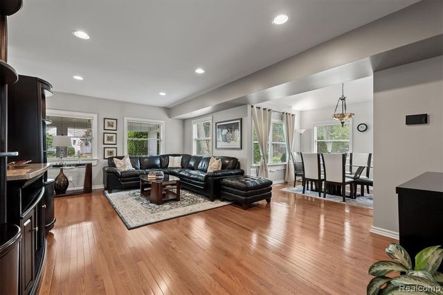 2159 Avondale Street, Sylvan Lake, MI 48320