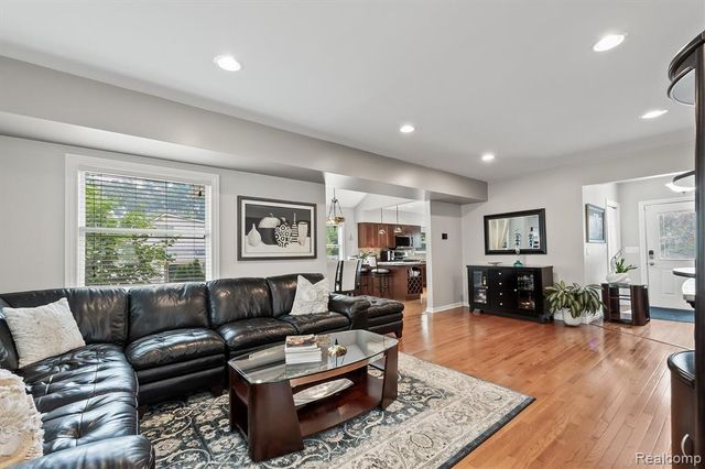 2159 Avondale Street, Sylvan Lake, MI 48320