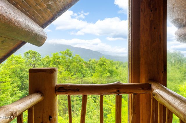 617 Almost Heaven Way, Gatlinburg, TN 37738