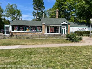 2230 N Grand River Avenue, Lansing, MI 48906