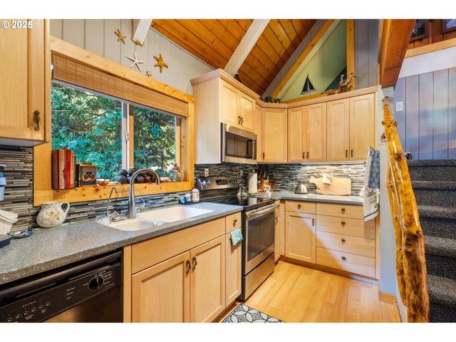 5520 Nw 6TH St, Cape Meares, OR 97141