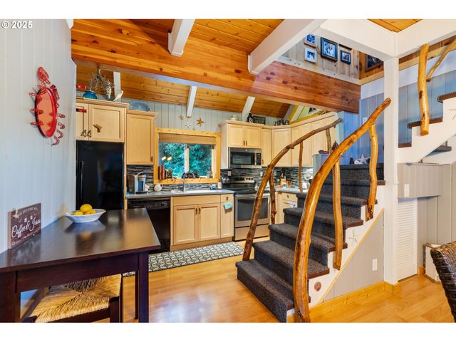 5520 Nw 6TH St, Cape Meares, OR 97141