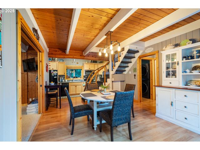 5520 Nw 6TH St, Cape Meares, OR 97141