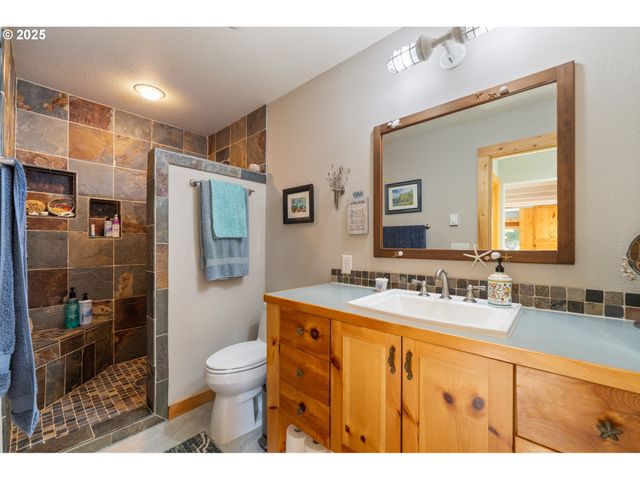 5520 Nw 6TH St, Cape Meares, OR 97141