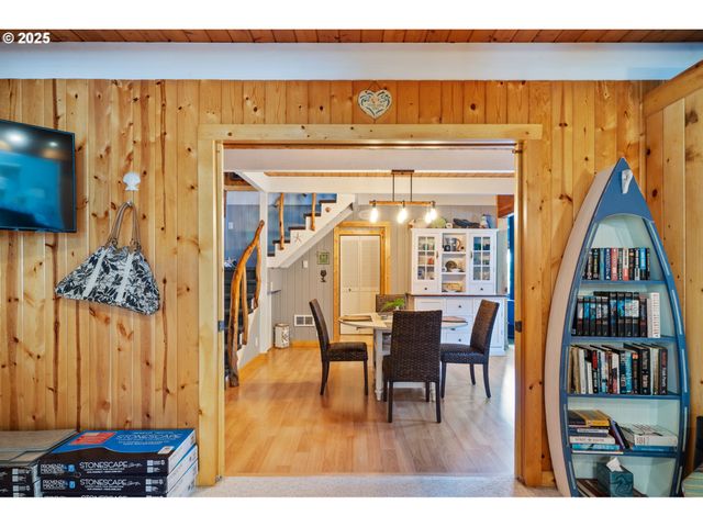 5520 Nw 6TH St, Cape Meares, OR 97141