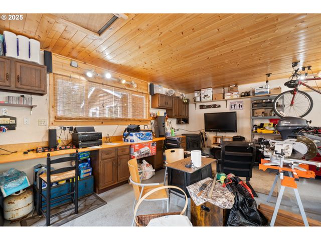 5520 Nw 6TH St, Cape Meares, OR 97141