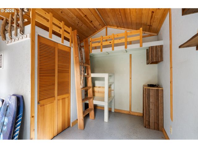 5520 Nw 6TH St, Cape Meares, OR 97141
