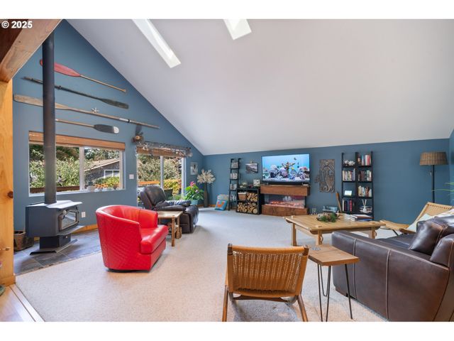 5520 Nw 6TH St, Cape Meares, OR 97141