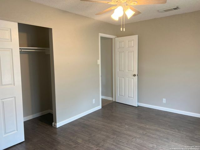 8227 CLUB MEADOW DR, Converse, TX 78109