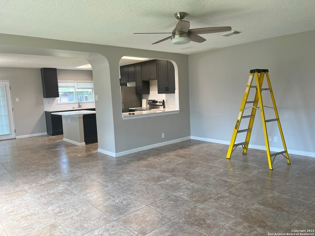 8227 CLUB MEADOW DR, Converse, TX 78109