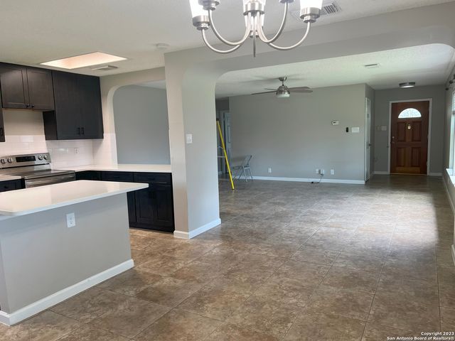 8227 CLUB MEADOW DR, Converse, TX 78109