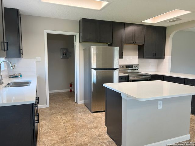 8227 CLUB MEADOW DR, Converse, TX 78109