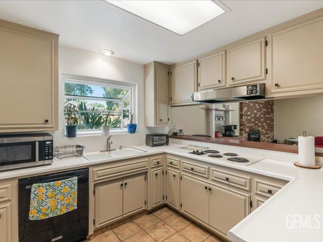 5700 Cochran Drive, Bakersfield, CA 93309