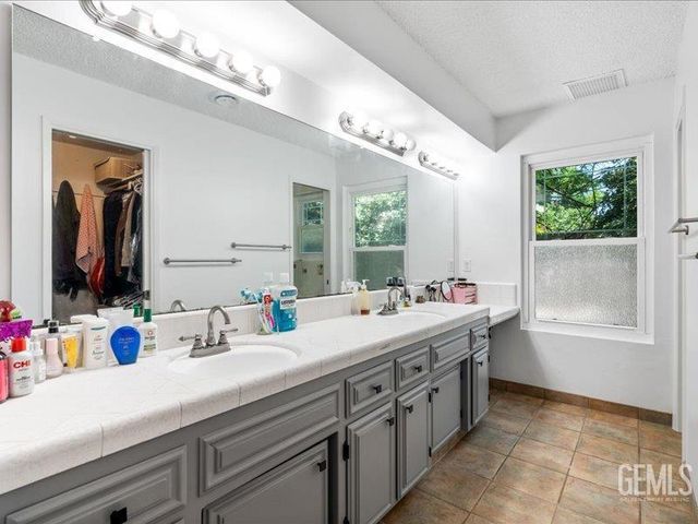 5700 Cochran Drive, Bakersfield, CA 93309